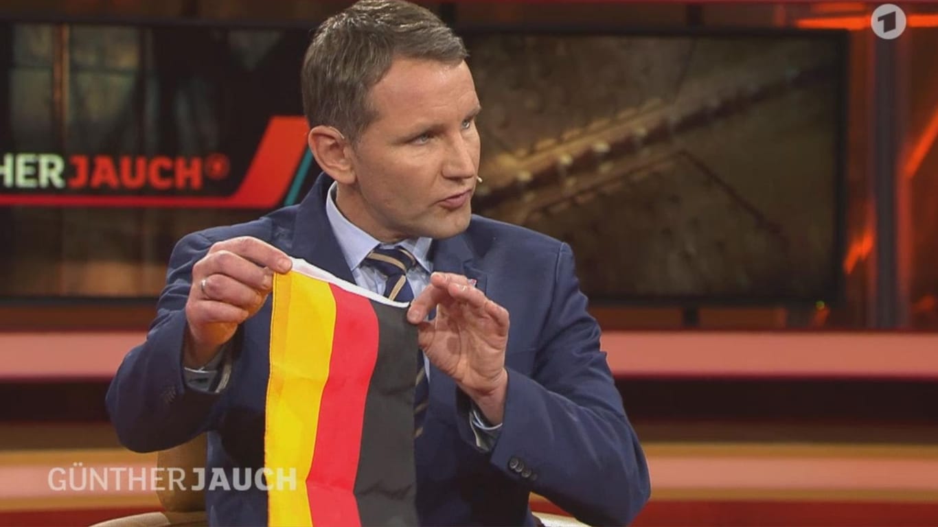 Ausschnitt aus der Talkshow "Günther Jauch": AfD-Politiker Björn Höcke brachte seine Deutschland-Fahne mit in die Sendung.