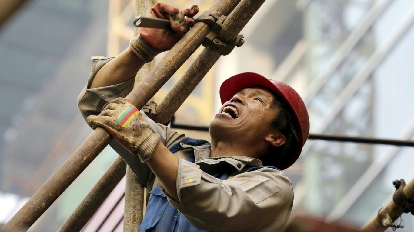 Chinesischer Arbeiter in Peking: Die Wirtschaft der Volksrepublik wächst immer langsamer.