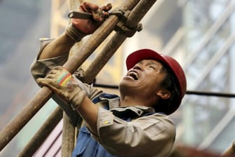 Chinesischer Arbeiter in Peking: Die Wirtschaft der Volksrepublik wächst immer langsamer.