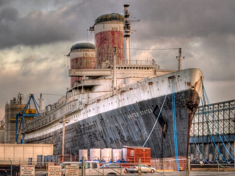 Die "S. S. United States" gibt heute ein trauriges Bild ab. Der einstige Stolz amerikanischer Schiffsbaukunst liegt in Philadelphia und rostet vor sich hin.