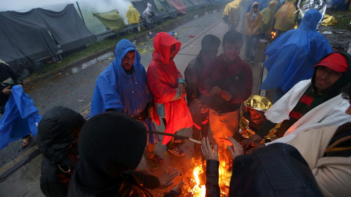 Flüchtlinge im Niemandsland vor Slowenien: Kälte und Dauerregen machen die Situation nahezu unerträglich.