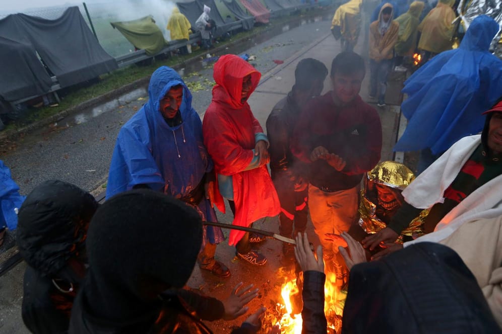 Flüchtlinge im Niemandsland vor Slowenien: Kälte und Dauerregen machen die Situation nahezu unerträglich.