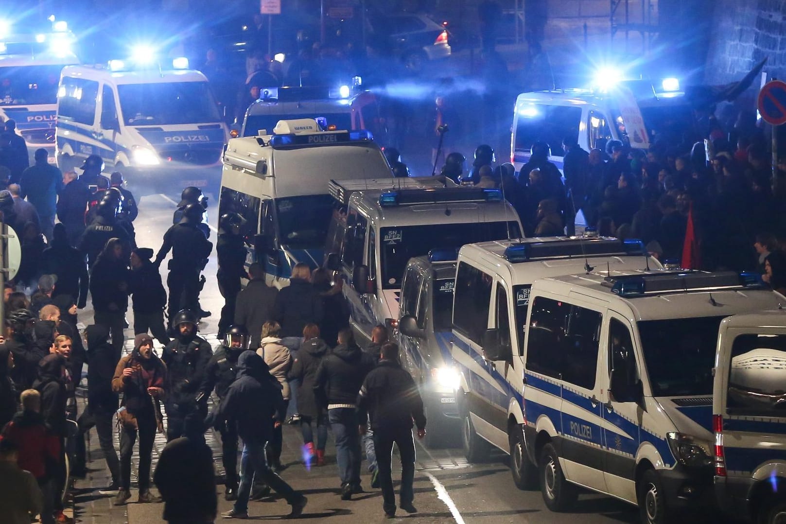 Pegida-Gegner demonstrieren am Jahrestag der Gründung gegen die islamfeindliche Bewegung.