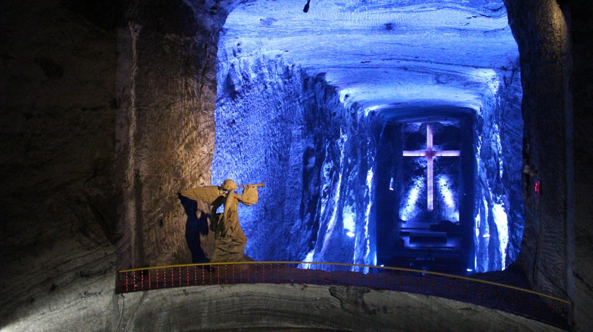 Die Haupthalle der Salzkathedrale in Zipaquirá. Zum Größenvergleich: Das Kreuz im Hintergrund ist 16 Meter hoch.