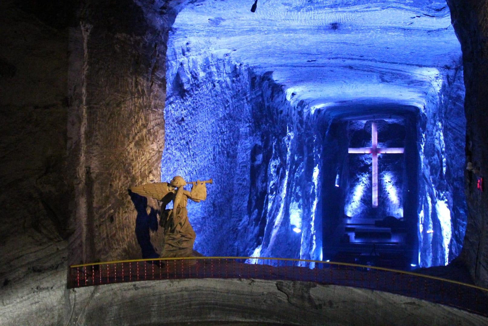 Die Haupthalle der Salzkathedrale in Zipaquirá. Zum Größenvergleich: Das Kreuz im Hintergrund ist 16 Meter hoch.