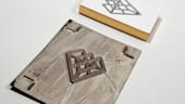 Visitenkarten im Letterpress-Verfahren werden wie beim klassischen Buchdruck mit Druckvorlage hergestellt. Hier ein Modell von The Inventive Factory aus Baumwollpapier mit Goldschnitt.