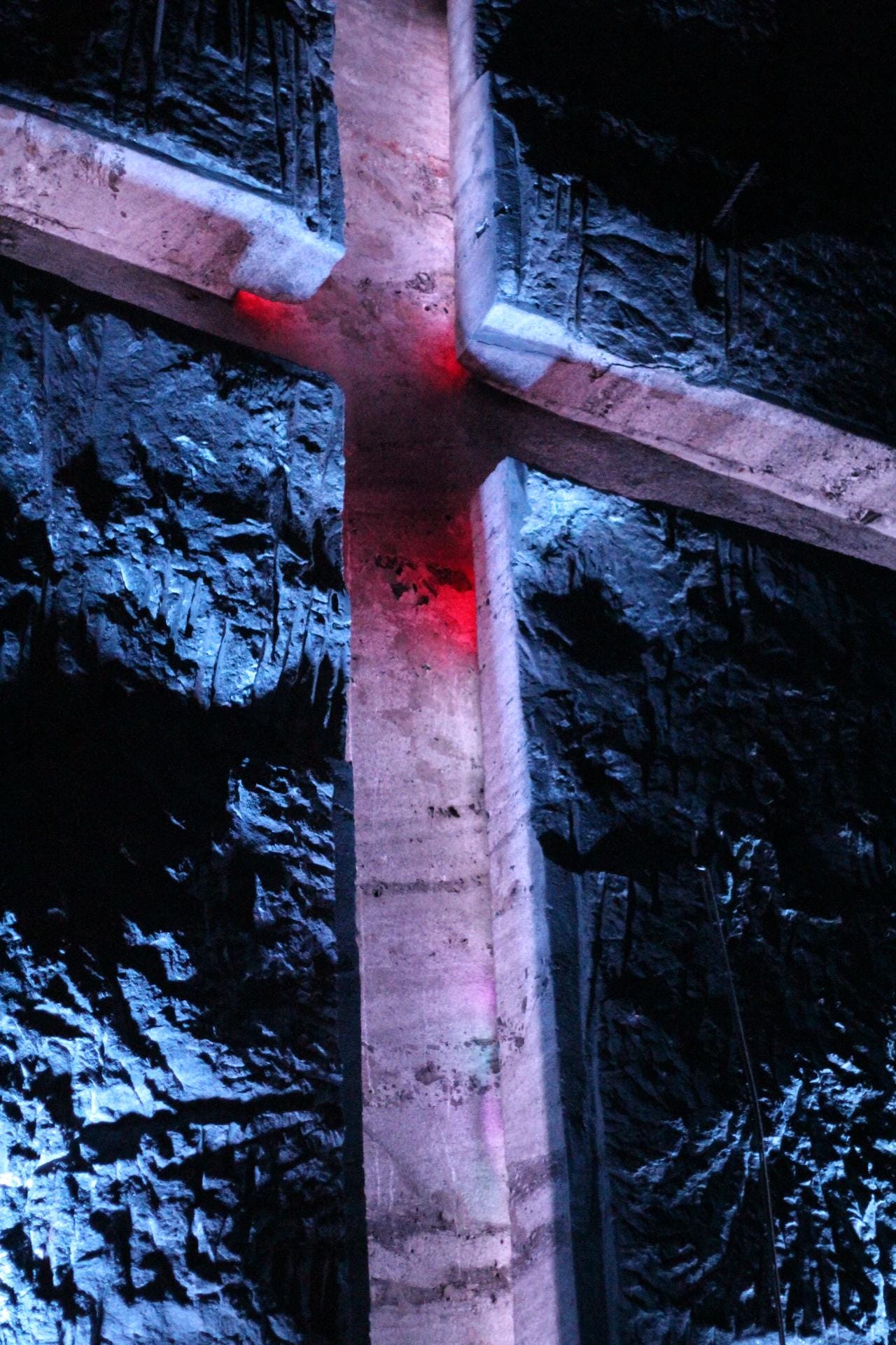 Das riesige Kreuz wirkt aus der Ferne massiv. Bei genauem Hinschauen offenbart sich: Es ist hohl, die Form entsteht durch die Beleuchtung.
