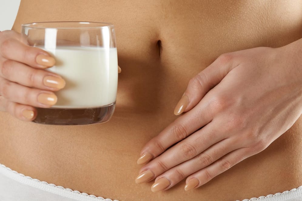 Verträgt der Körper keine Laktose, stellen sich vor allem nach einem Glas Milch heftige Beschwerden ein.