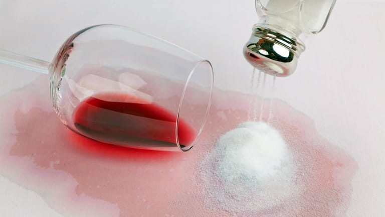 Hilft Salz wirklich beim Entfernen von Rotweinflecken?