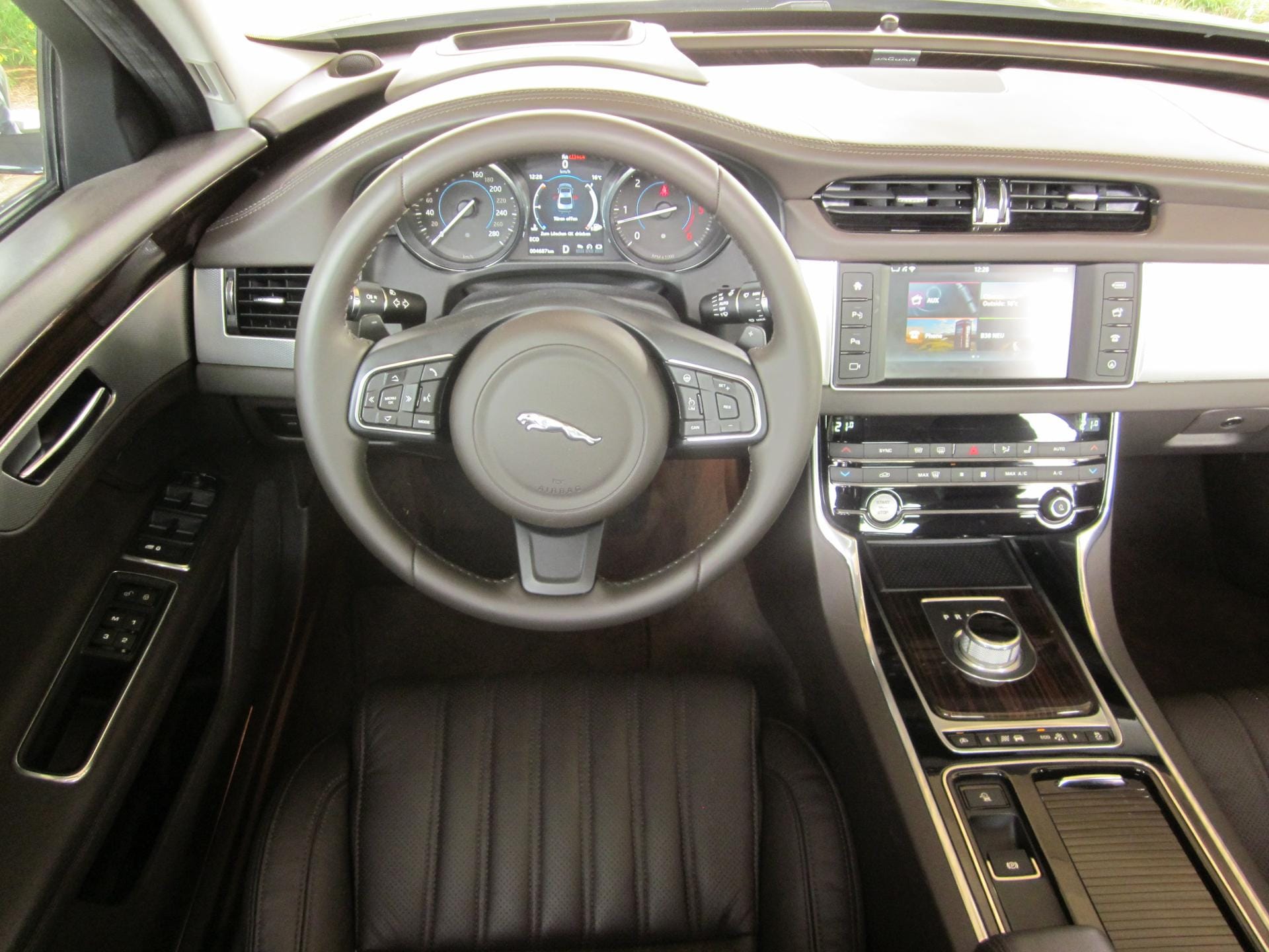 Aufgeräumt und leicht zu bedienen: Das moderne Jaguar-Cockpit.