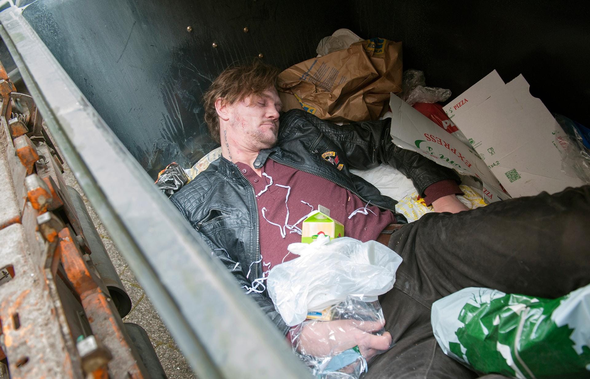 Einen Tag, nachdem er seine Haftstrafe wegen Missbrauchs und Mordes abgesessen hatte, wird Jörg Albrecht tot in einer Mülltonne gefunden.