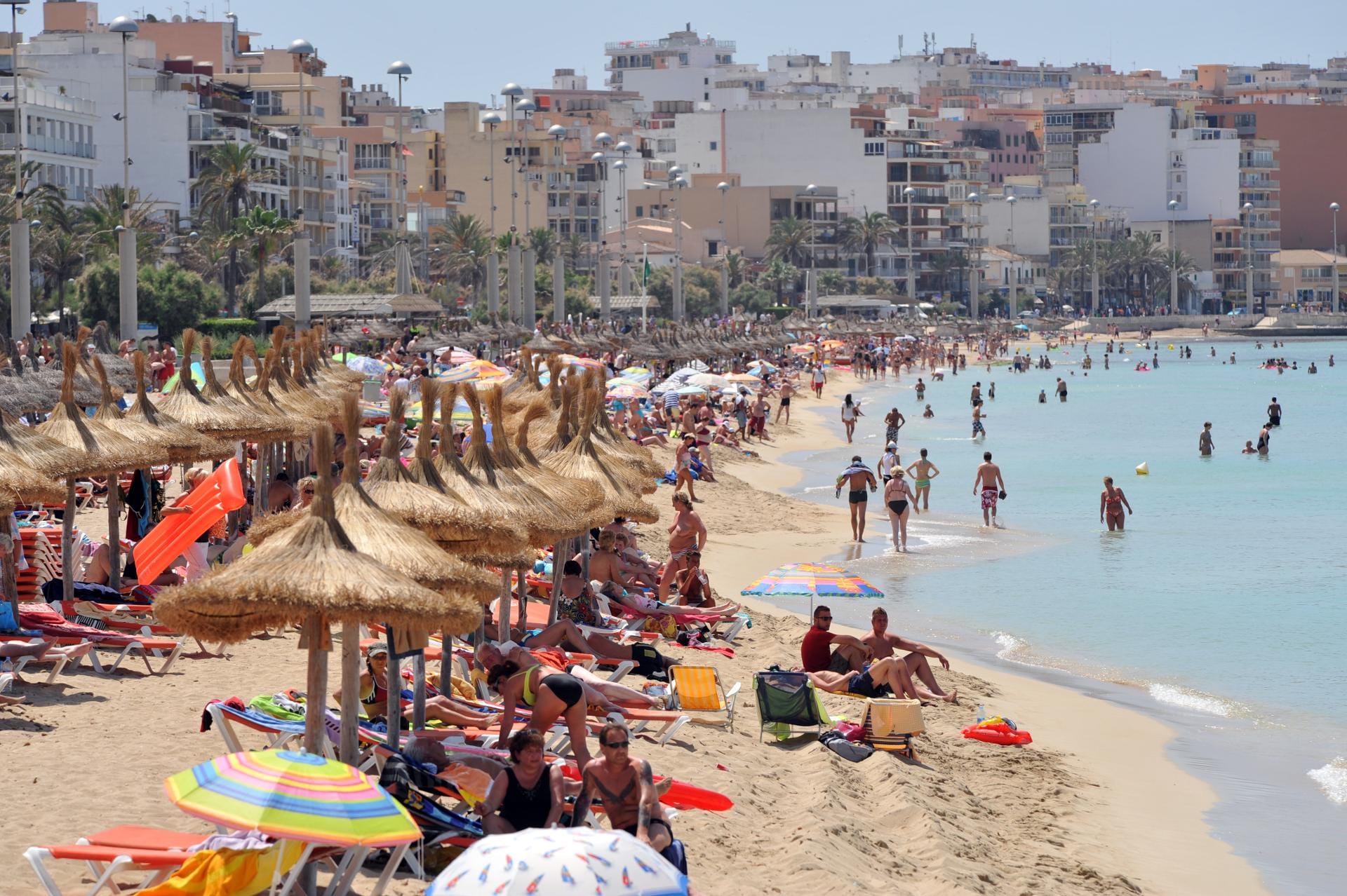Hochbetrieb am Strand von Arenal, das teilweise zu Palma gehört - so sieht für viele das typische Bild von Mallorca aus.