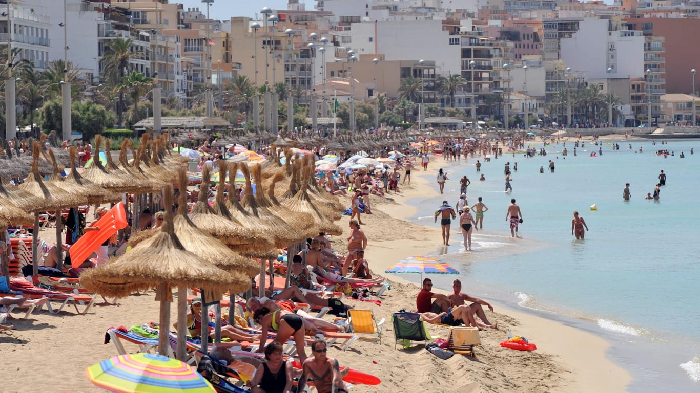 Hochbetrieb am Strand von Arenal, das teilweise zu Palma gehört - so sieht für viele das typische Bild von Mallorca aus.