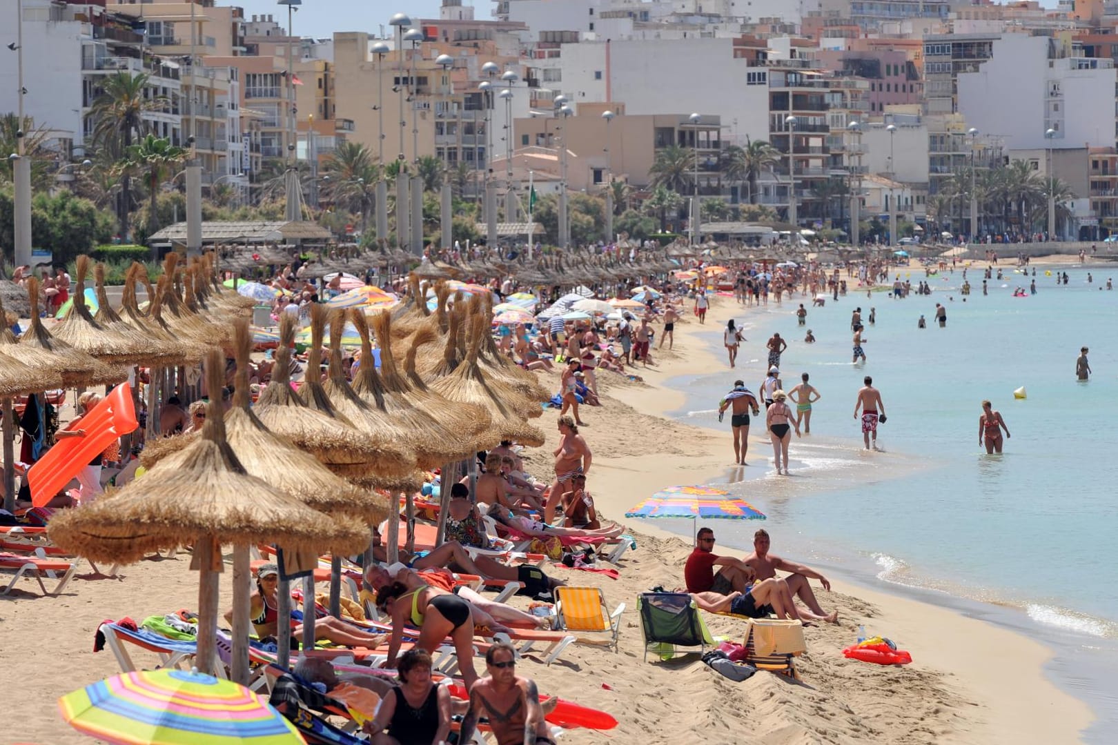 Hochbetrieb am Strand von Arenal, das teilweise zu Palma gehört - so sieht für viele das typische Bild von Mallorca aus.