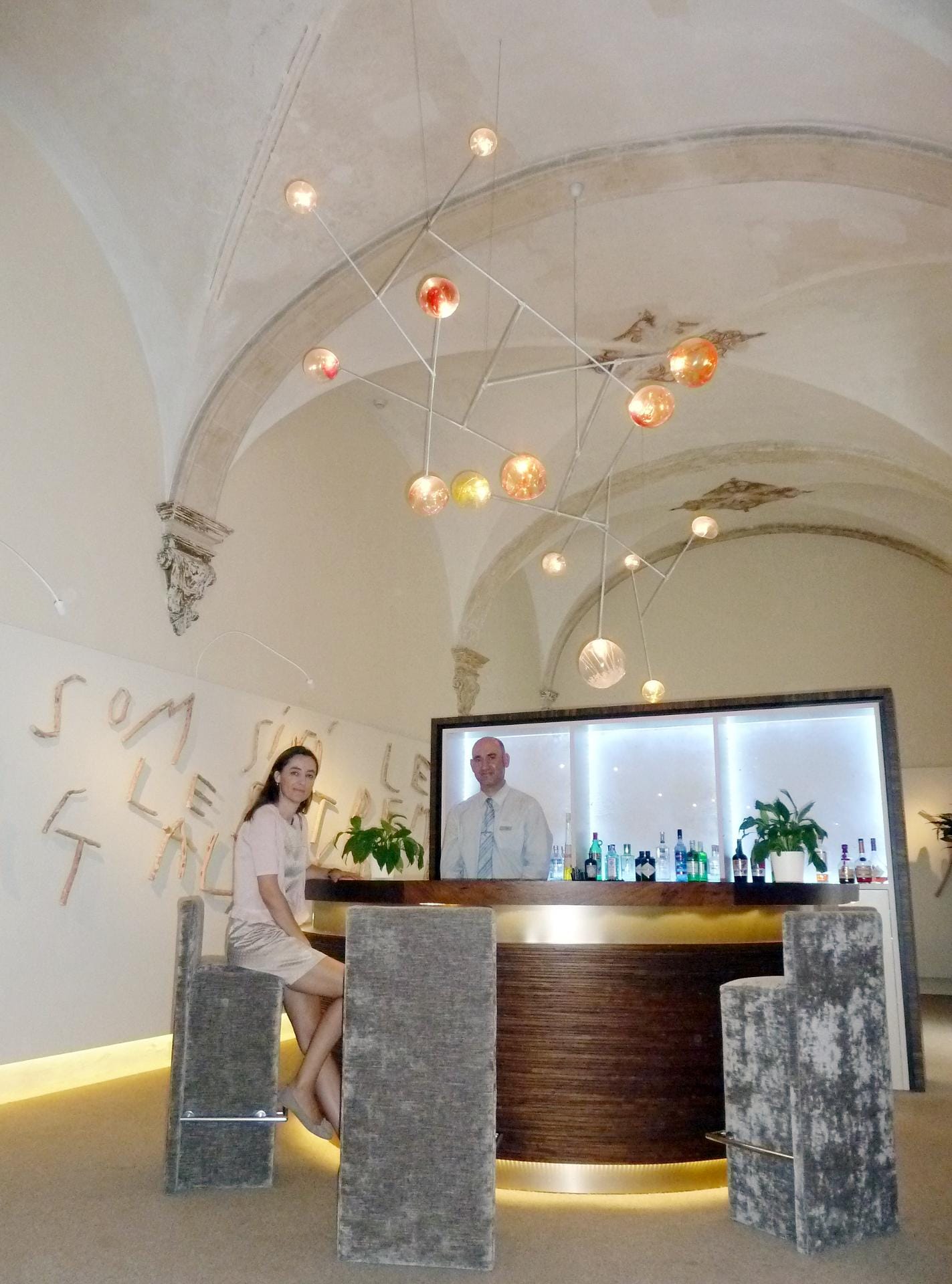 Doch auch deutlich hochpreisigere Alternativen etablieren sich auf der Insel. Im Hotel "Convent de la Missió" steht Hoteldirektorin Carol Cardero mit einem Mitarbeiter in der Hotelbar - ehemals der Speisesaal des Klosters.