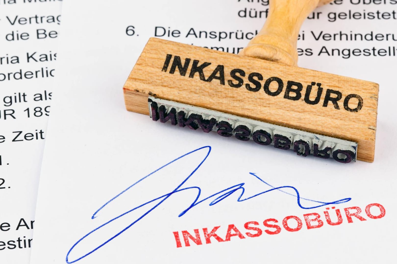 Mit einem Stempel ist es nicht getan: Inkasso-Unternehmen brauchen eine Zulassung.