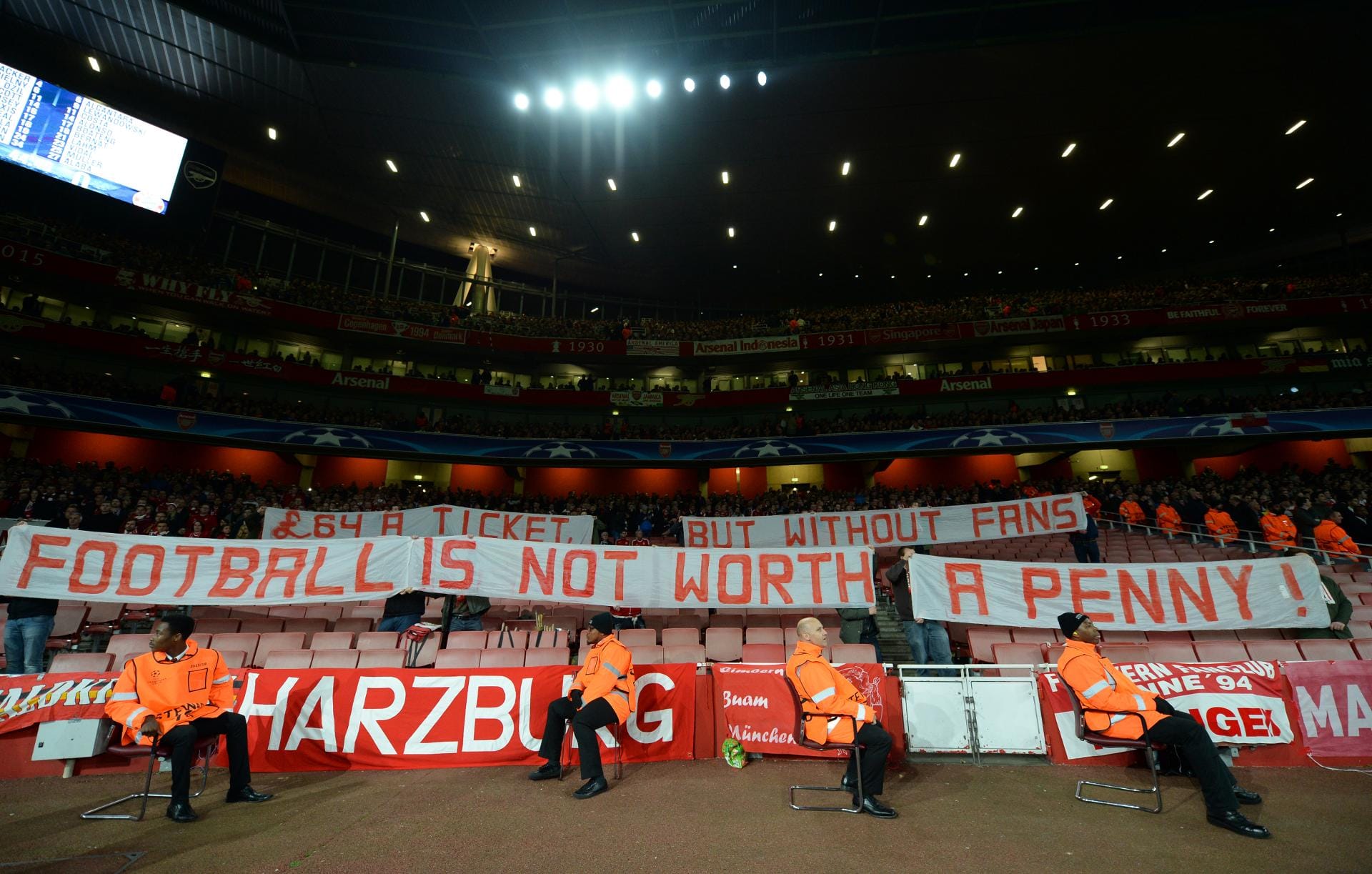 Protest-Aktion der Bayern Fans gegen die hohen Ticketpreise in London