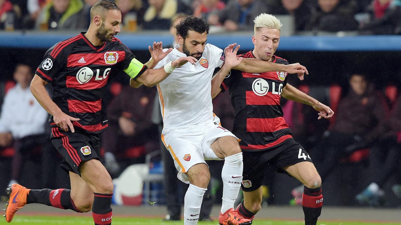 Leverkusens Ömer Toprak (li.) und Kevin Kampl (re.) bedrängen Roms Mohamed Salah.