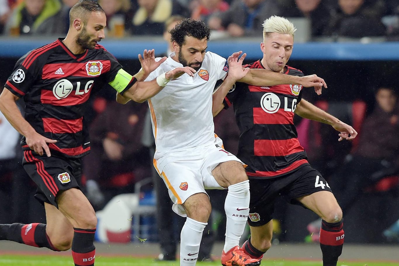 Leverkusens Ömer Toprak (li.) und Kevin Kampl (re.) bedrängen Roms Mohamed Salah.