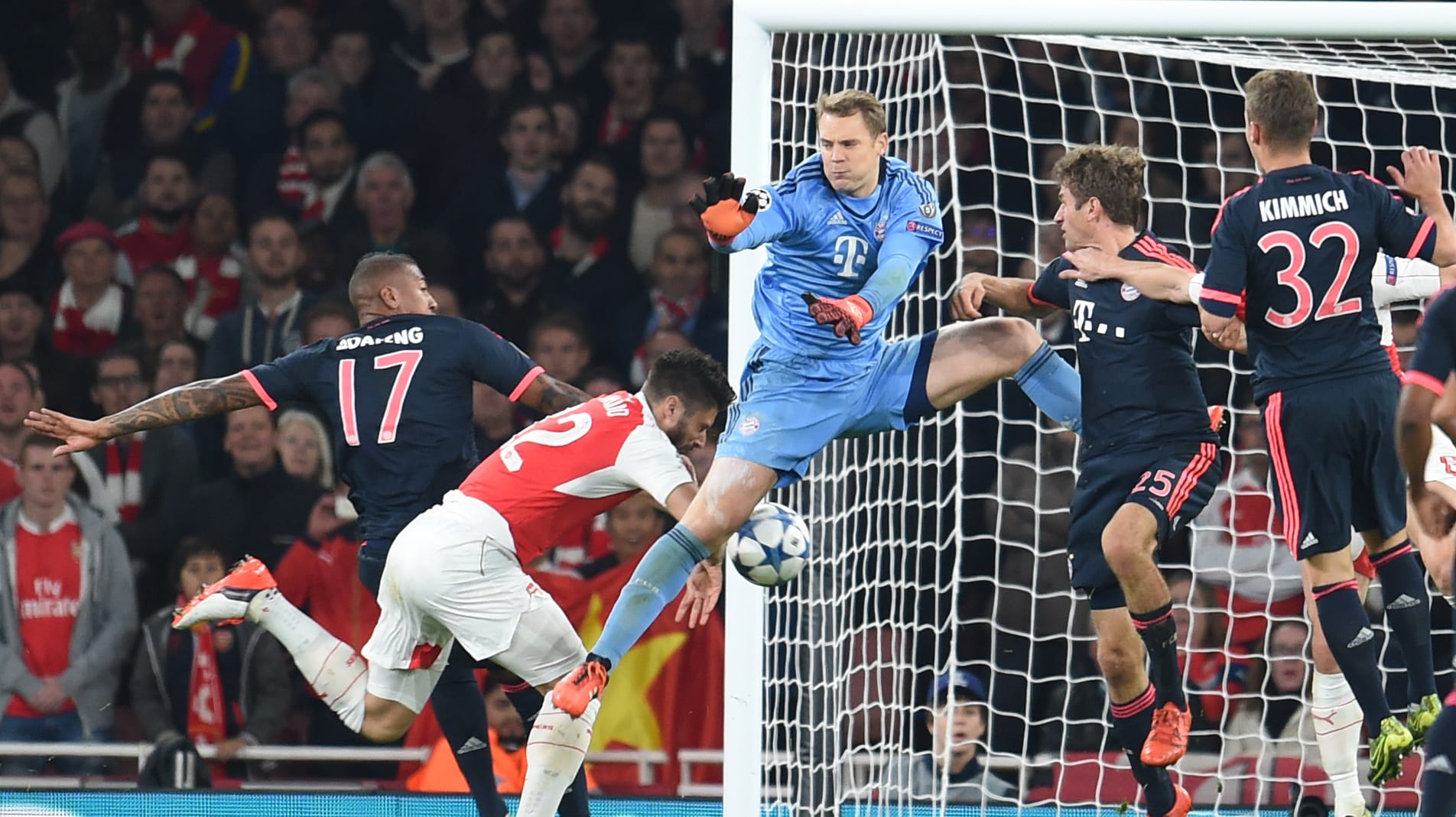Manuel Neuer fliegt am Ball vorbei, Olivier Giroud trifft zur Führung für Arsenal.