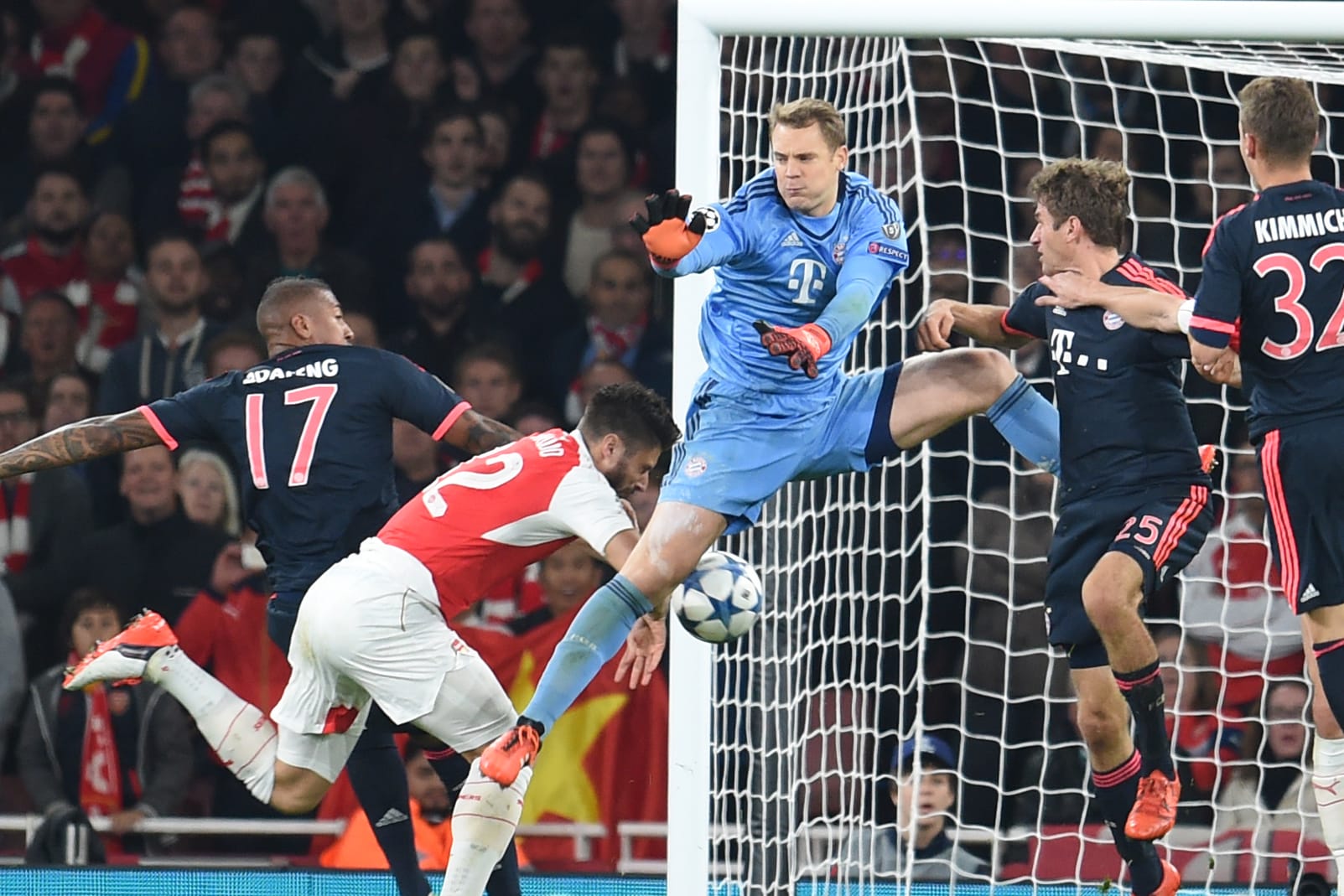 Manuel Neuer fliegt am Ball vorbei, Olivier Giroud trifft zur Führung für Arsenal.