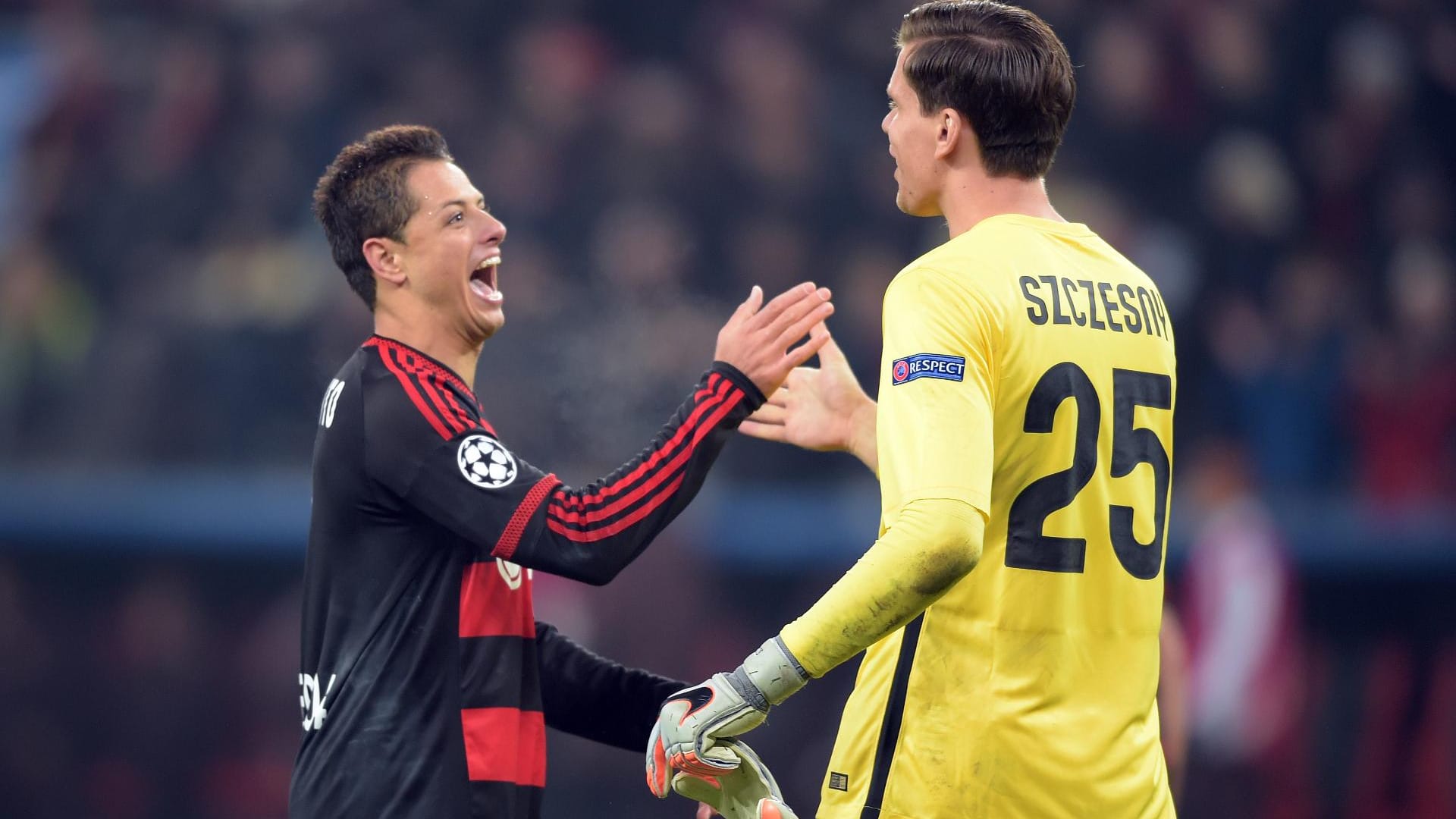 Bayer-Angreifer Javier Hernandez (li.) und Roms Torwart Wojciech Szczesny klatschen nach dem Schlusspfiff ab. Bayer-Angreifer Javier Hernandez (li.) und Roms Torwart Wojciech Szczesny klatschen nach dem Schlusspfiff ab.