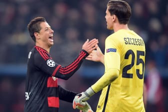Bayer-Angreifer Javier Hernandez (li.) und Roms Torwart Wojciech Szczesny klatschen nach dem Schlusspfiff ab.