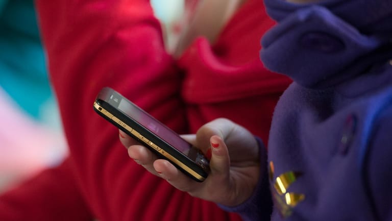 Mit Tracking-Apps können Eltern den Aufenthaltsort und Handy-Aktivitäten ihrer Kinder genau verfolgen und sogar das Handy sperren.