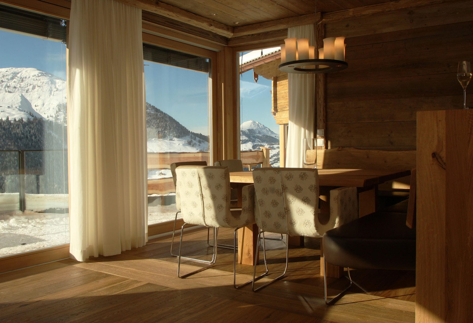 Im Inneren der Hütten erwartet Gäste aller Komfort und ein modernes, aber trotzdem der Umgebung angepasstes Design.