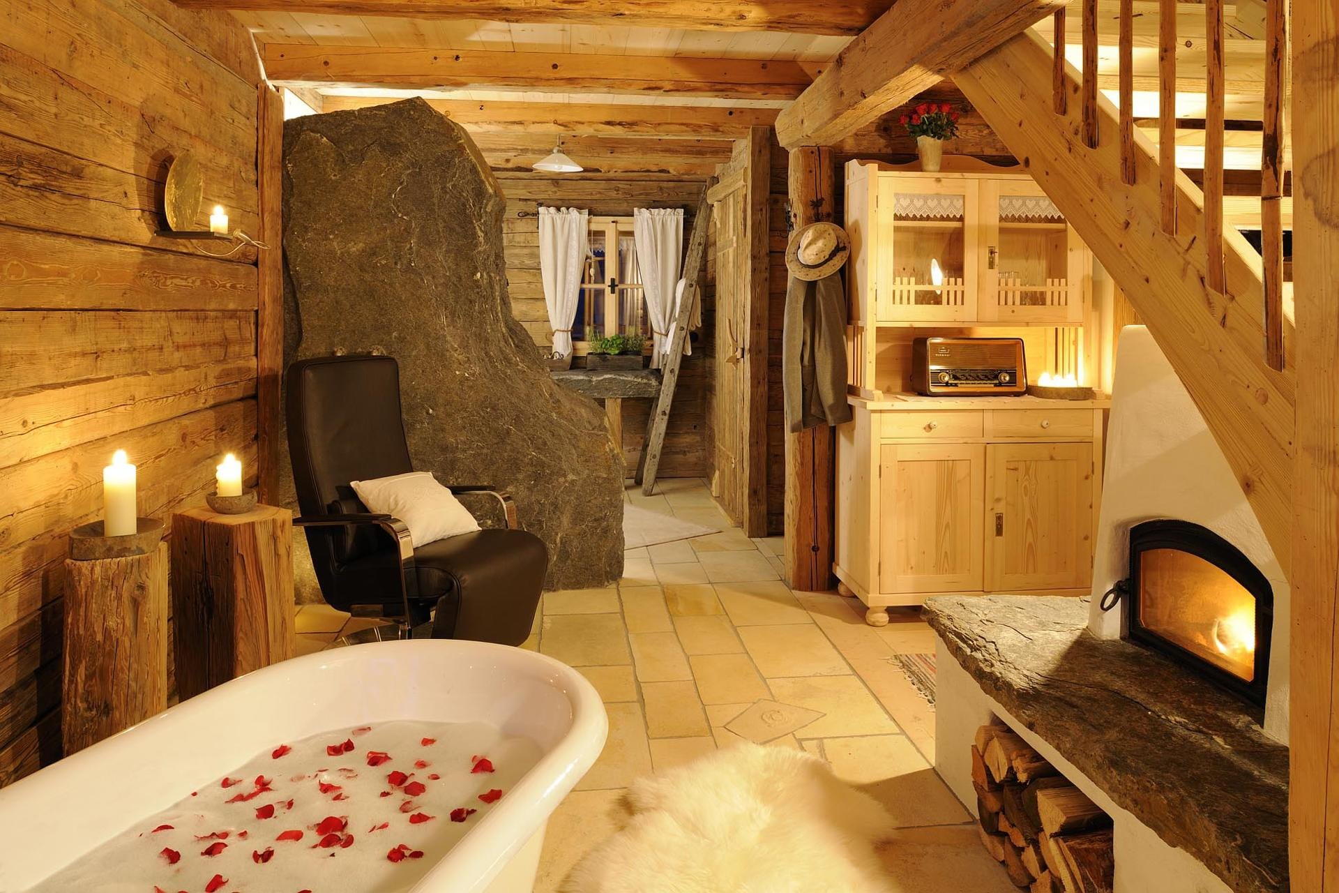 Ein romantischer Höhepunkt der Hütten im Bergdorf sind die freistehenden Badewannen in der Stube.