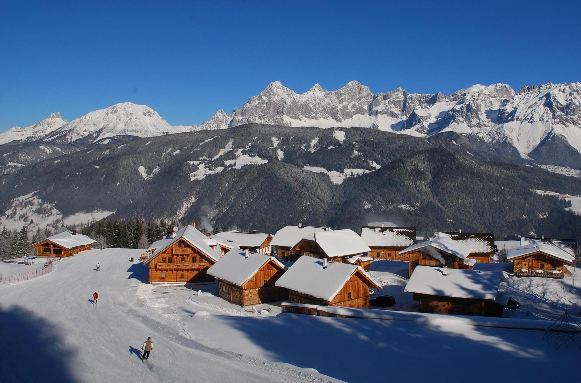 Das Almhüttendorf Pruggern mit 13 luxuriösen Hütten ist nur wenige Kilometer vom Ski-WM-Ort Schladming entfernt.