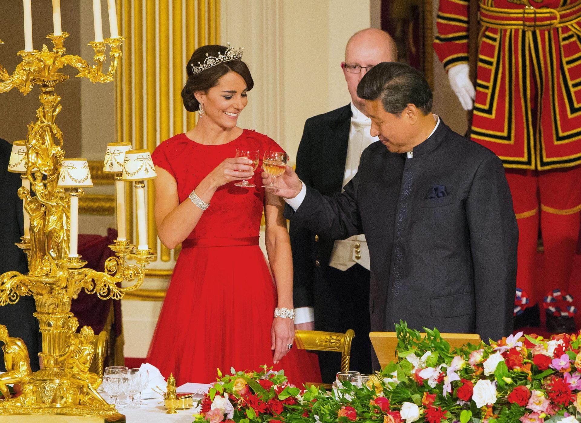 Herzogin Kate prostet Chinas Präsident Xi beim großen Staatsbankett zu.