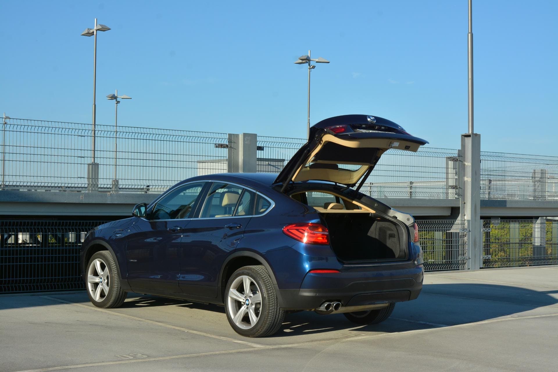 Trotz seiner Coupe-artigen Form geizt der BMW X4 nicht mit Platz: das Heckabteil fasst 500 Liter.