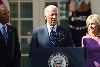 US-Vizepräsident Biden mit Ehefrau und "Chef": Er verzichtet auf die Kandidatur zum Präsidenten.