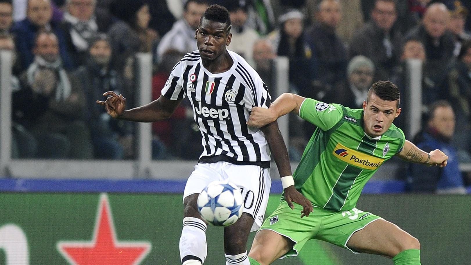 Paul Pogba von Juventus Turin (li.) im Zweikampf mit dem Gladbacher Granit Xhaka.