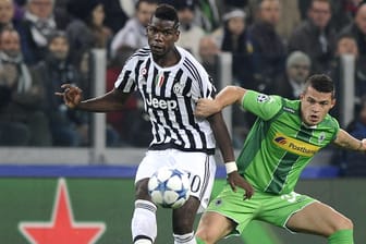 Paul Pogba von Juventus Turin (li.) im Zweikampf mit dem Gladbacher Granit Xhaka.