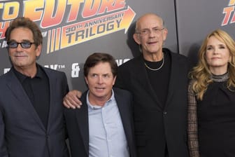 Musiker Huey Lewis und die Schauspieler Michael J. Fox, Christopher Lloyd und Lea Thompson (v.li.) feiern 30 Jahre "Zurück in die Zukunft".