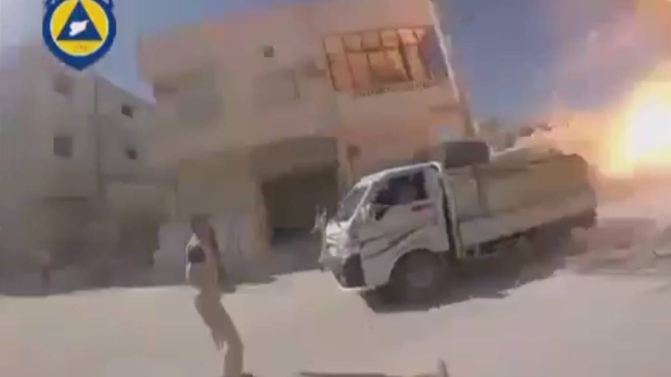 Die Szene aus einer Videoaufnahme zeigt angeblich das Bombardement der Klinik in Samin durch russische Kampfjets.