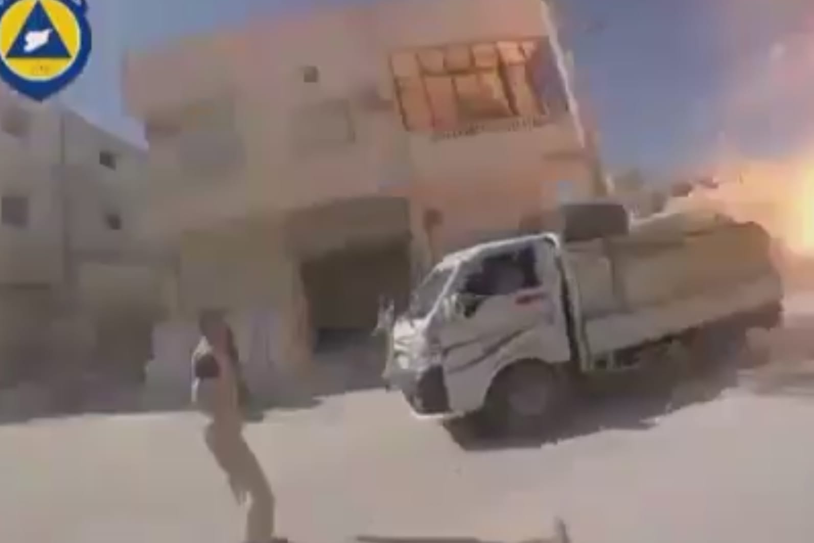 Die Szene aus einer Videoaufnahme zeigt angeblich das Bombardement der Klinik in Samin durch russische Kampfjets.