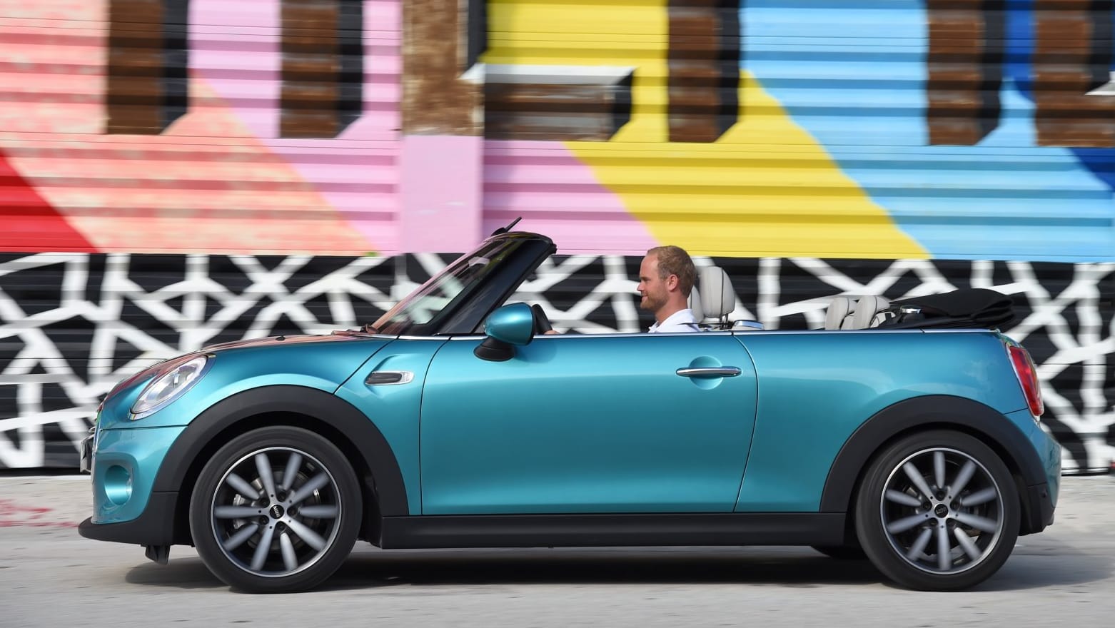 Dritte Generation des Mini Cabrio: Gewachsenes Frischluftvergnügen. Dritte Generation des Mini Cabrio: Gewachsenes Frischluftvergnügen.