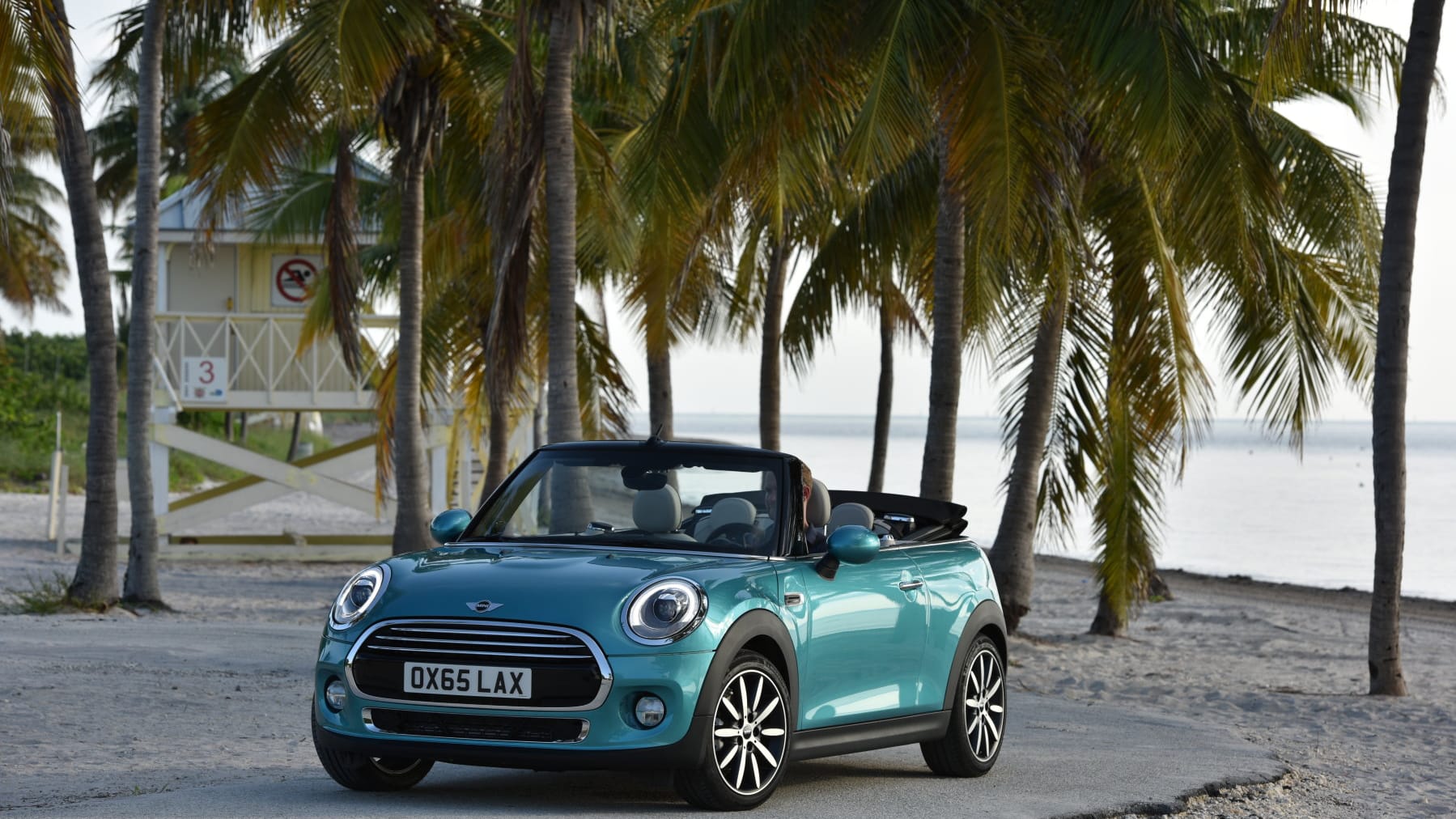 Im Vergleich zum Vorgänger ist das Mini Cabrio in der Länge um zehn Zentimeter gewachsen und ist nun 3,82 Meter lang.