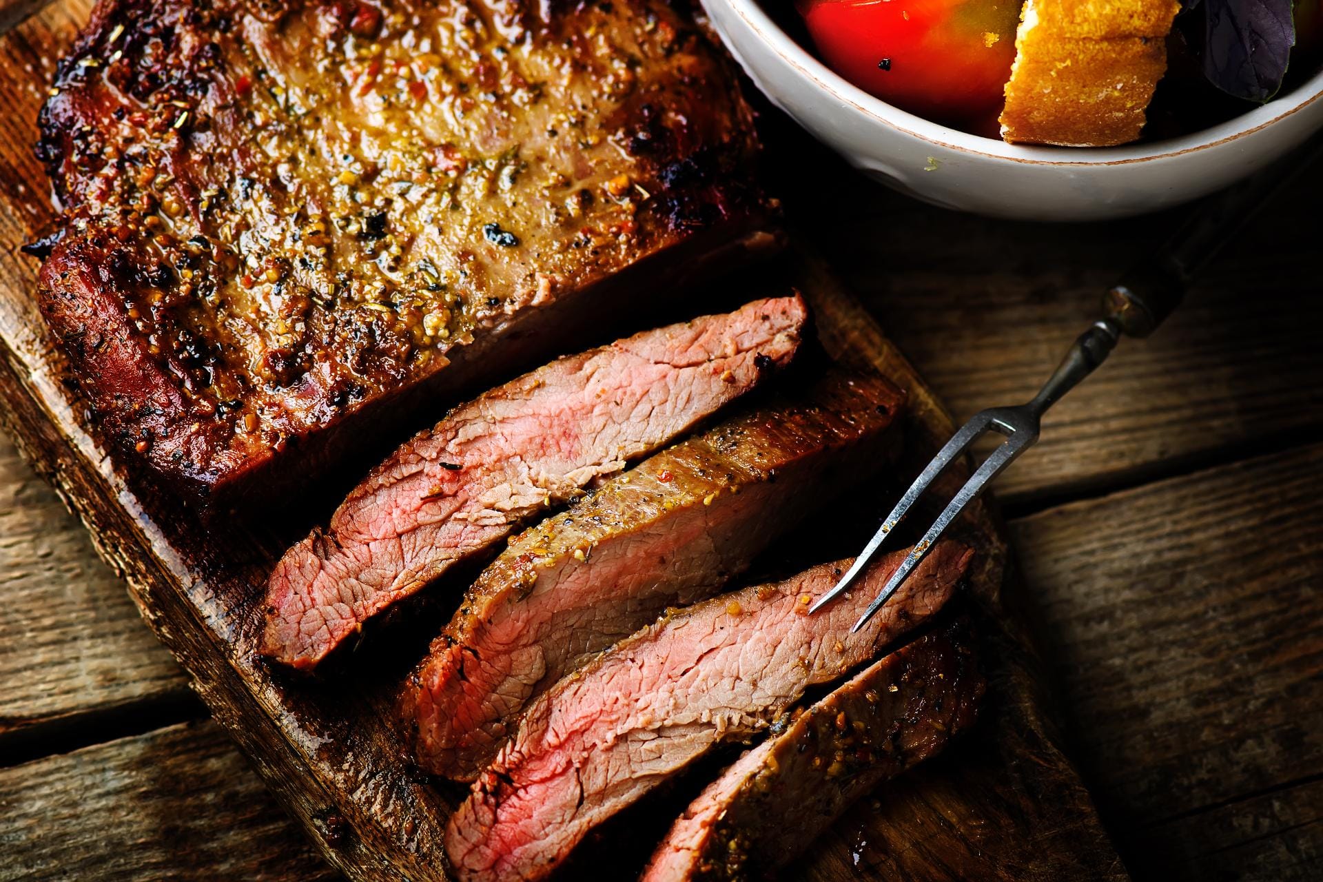 Doch während das Flank Steak in den USA sehr beliebt ist, fristet es hierzulande eher ein Schattendasein.