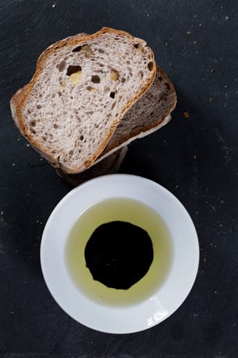 Vorsicht Falle: Wird Brot und Olivenöl gereicht, bricht man sich ein kleines Stück ab, taucht es in die Schale und führt es zum Mund. Olivenöl ist kein Butter-Ersatz – das verfleckt nur die Kleidung.