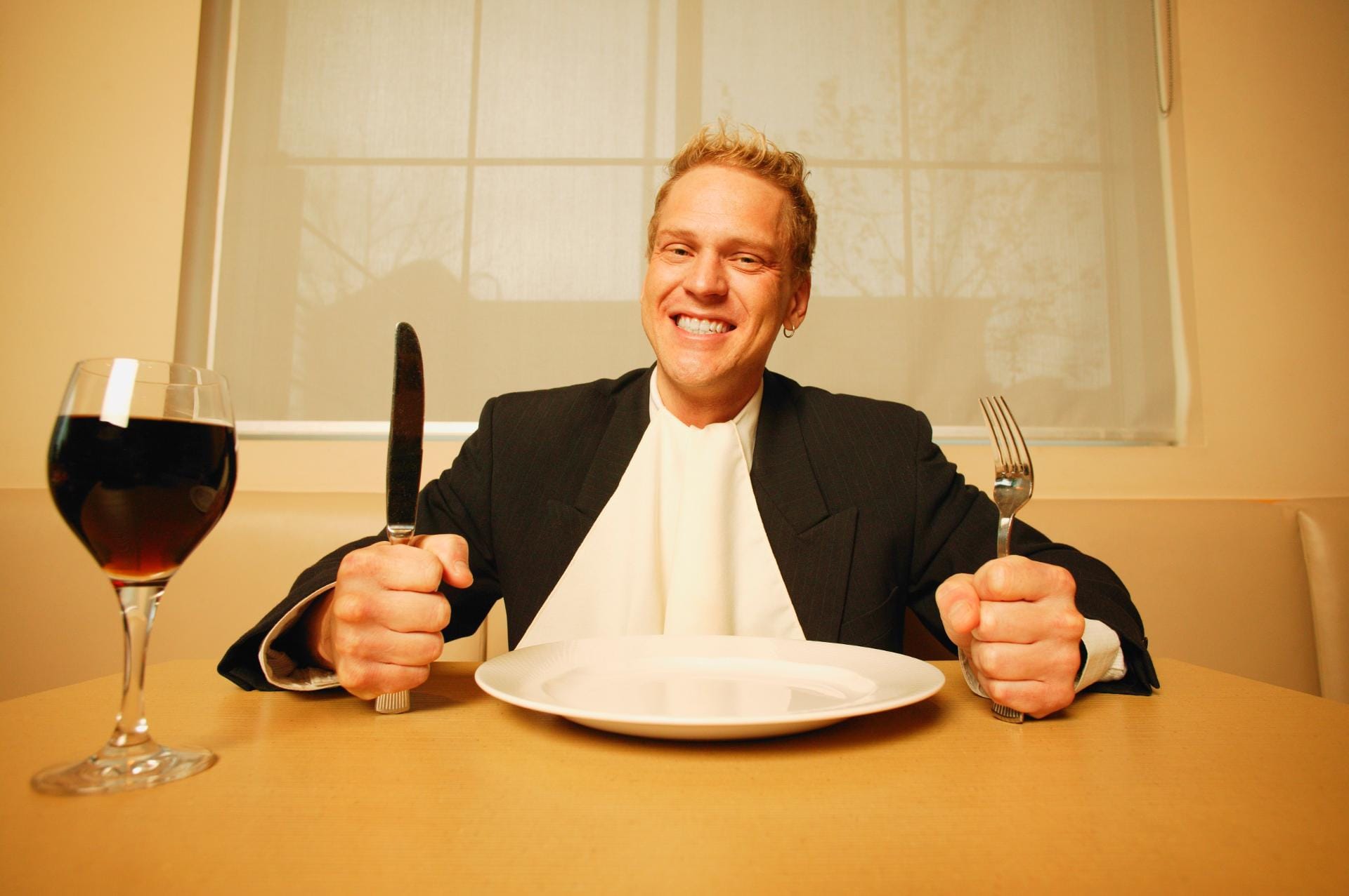 Voll daneben: Servietten werden niemals ins Hemd gestopft – auf die Krawatte muss man während des Essens schon selbst aufpassen.