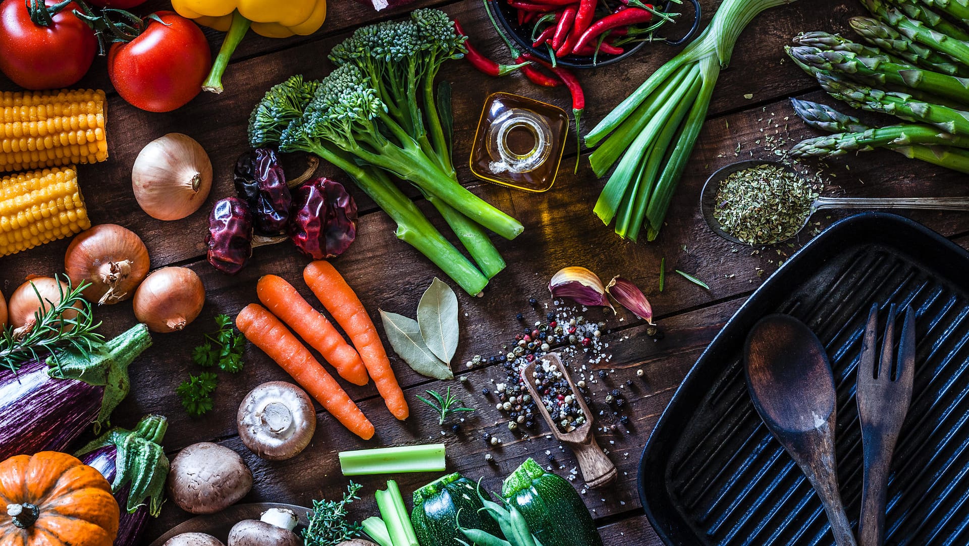 Die richtige Ernährung bei Gelenkschmerzen sollte viel Obst und Gemüse enthalten.