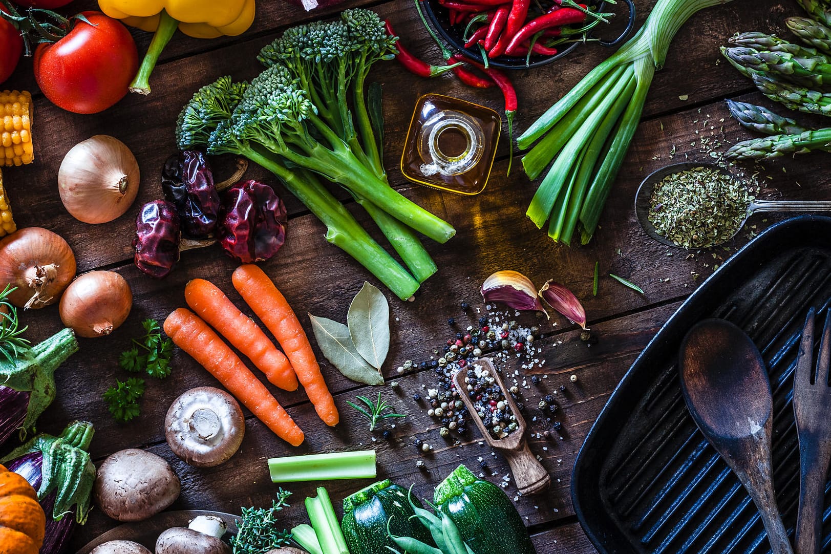 Die richtige Ernährung bei Gelenkschmerzen sollte viel Obst und Gemüse enthalten.