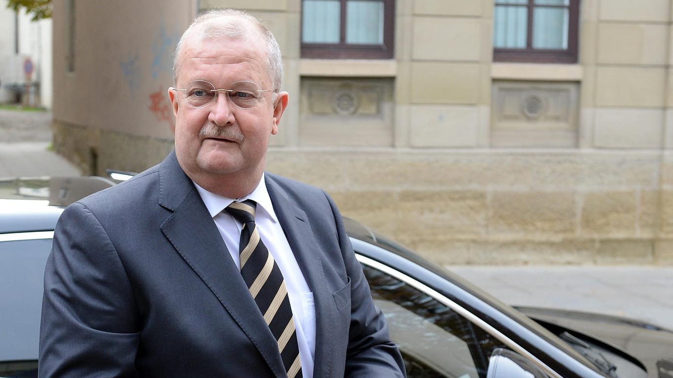 Der frühere Porsche-Chef Wendelin Wiedeking muss sich vor dem Landgericht Stuttgart wegen angeblicher Kursmanipulationen verantworten.