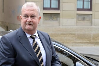 Der frühere Porsche-Chef Wendelin Wiedeking muss sich vor dem Landgericht Stuttgart wegen angeblicher Kursmanipulationen verantworten.