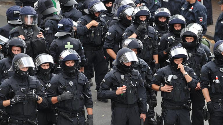 Die Bereitschaftspolizei im Dauereinsatz: Viele anderen Aufgaben können laut Polizeigewerkschaft nicht mehr erbracht werden.