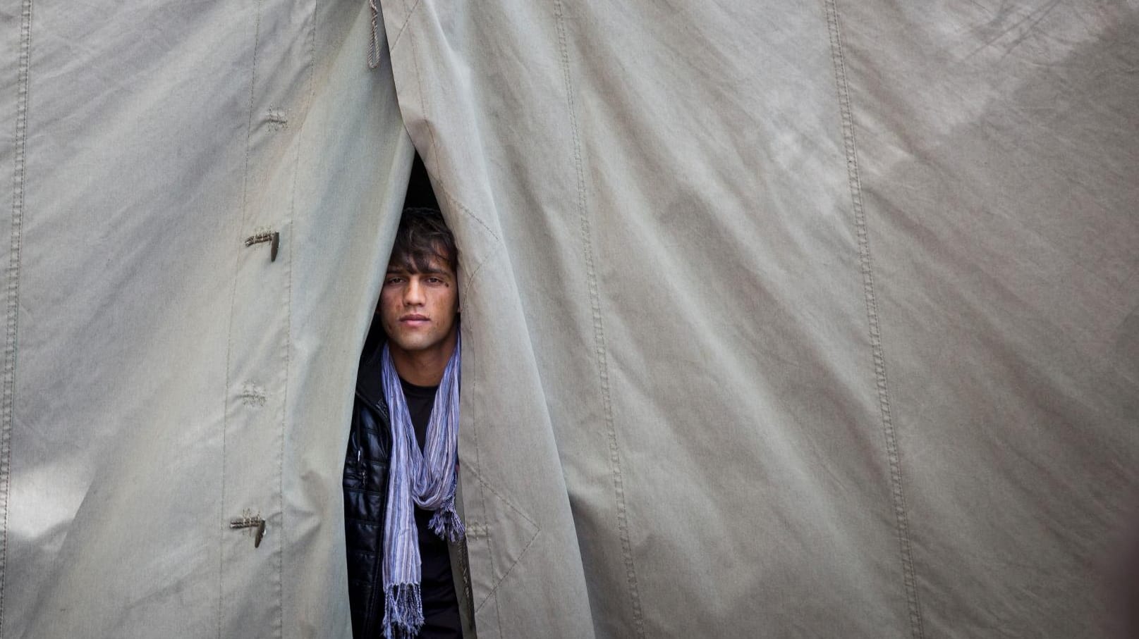 Im Oktober herrschten in Berlin schon Temperaturen um den Gefrierpunkt. In der Kruppstraße warten Flüchtlinge auf ihre Registrierung.